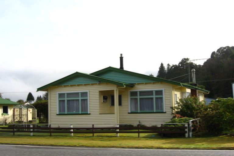 Photo of property in 10 Broadway, Reefton, 7830