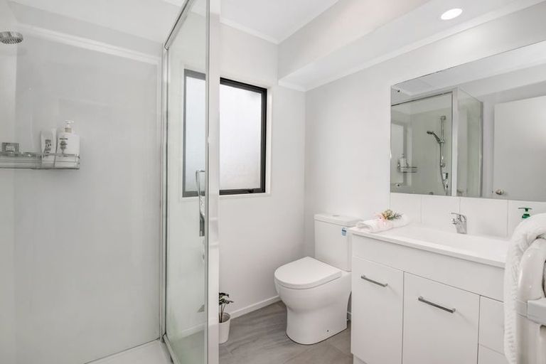 Photo of property in 2/9 Mossop Rise, Glenfield, Auckland, 0629