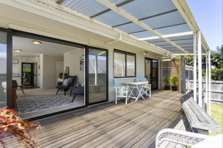 Photo of property in 2/56 Ridgemount Rise, Mangere Bridge, Auckland, 2022