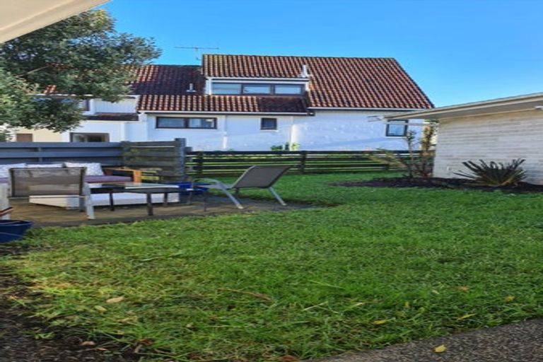 Photo of property in 3/220 East Coast Road, Forrest Hill, Auckland, 0620