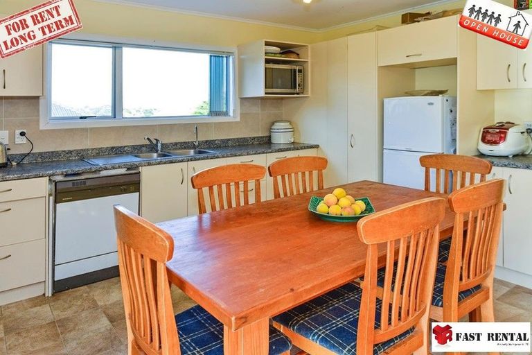 Photo of property in 17 Celeste Place, Totara Vale, Auckland, 0627