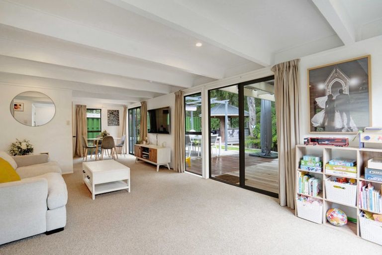 Photo of property in 2/5 Eugen Place, Bayview, Auckland, 0629