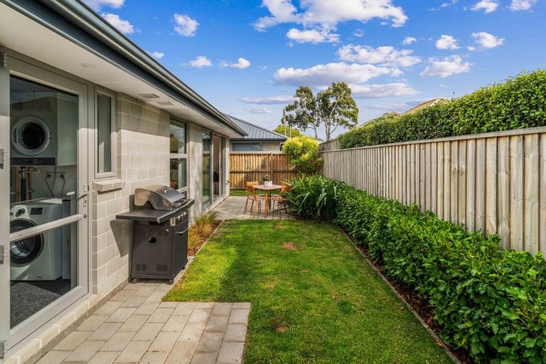 Photo of property in 2/3 Nyoli Street, Northcote, Christchurch, 8052