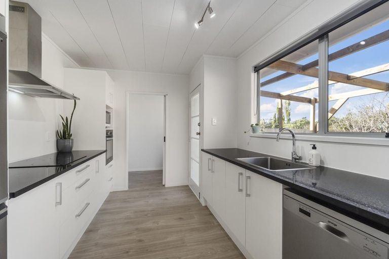 Photo of property in 8 Hewlett Road, Massey, Auckland, 0614