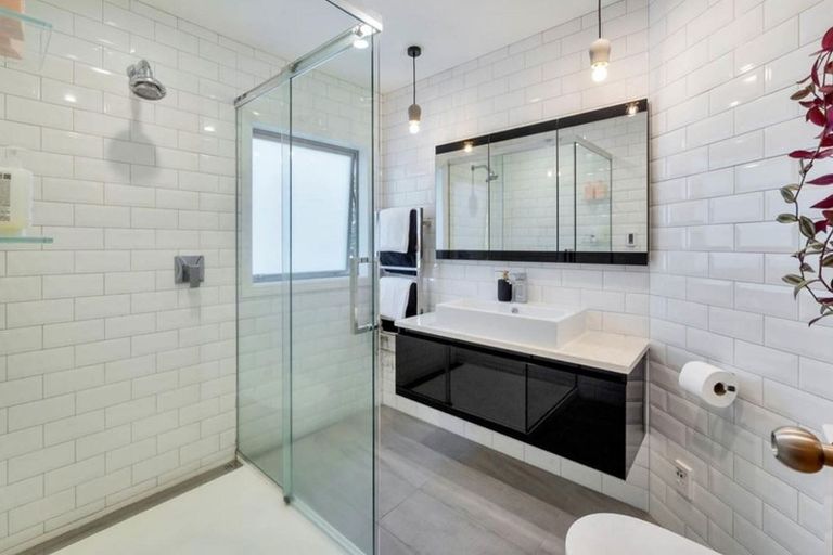 Photo of property in 16 Commodore Parry Road, Castor Bay, Auckland, 0620