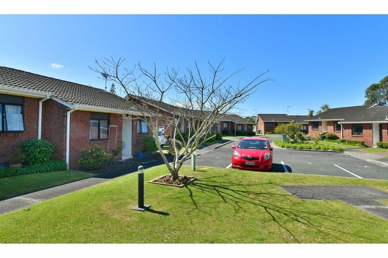 Photo of property in 10 Bellbird Place, Orewa, 0931
