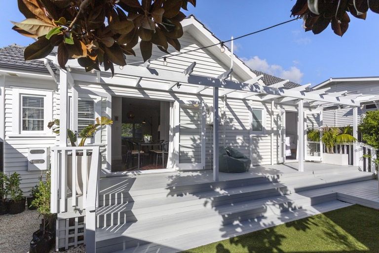 Photo of property in 1/227 Meola Road, Point Chevalier, Auckland, 1022