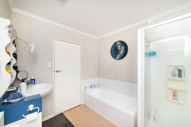 Photo of property in 16 Antrim Place, Hokowhitu, Palmerston North, 4410