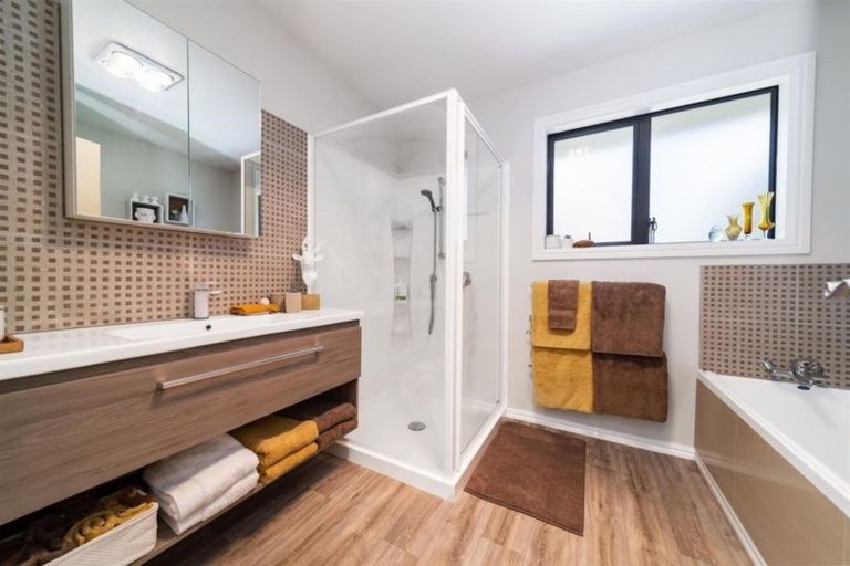 Photo of property in 1 Manorburn Place, Lake Hayes, Queenstown, 9304