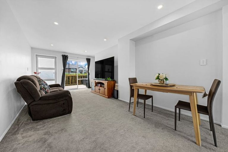 Photo of property in 11/11 Ray Small Drive, Papakura, 2110