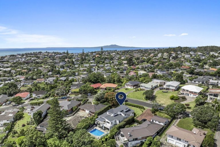 Photo of property in 17 Mayfair Crescent, Mairangi Bay, Auckland, 0630