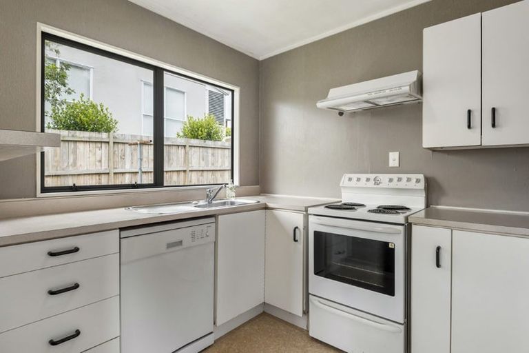 Photo of property in 2/18 Altair Place, Windsor Park, Auckland, 0632