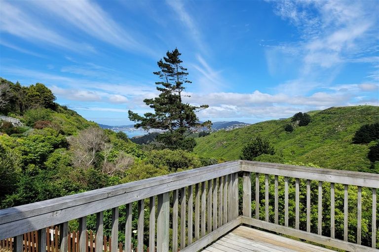 Photo of property in 20 Miles Crescent, Newlands, Wellington, 6037