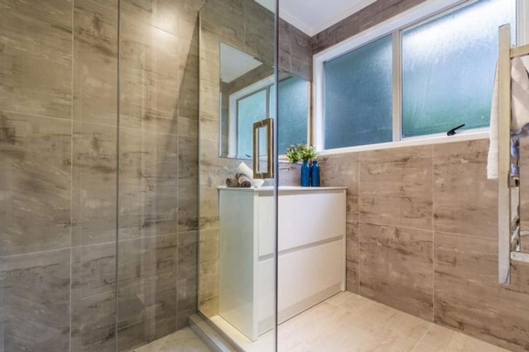 Photo of property in 17 Wanita Place, Totara Vale, Auckland, 0629