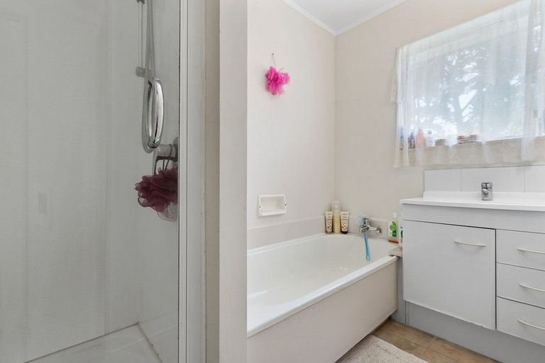 Photo of property in 2/8 Glenvale Place, Totara Vale, Auckland, 0629