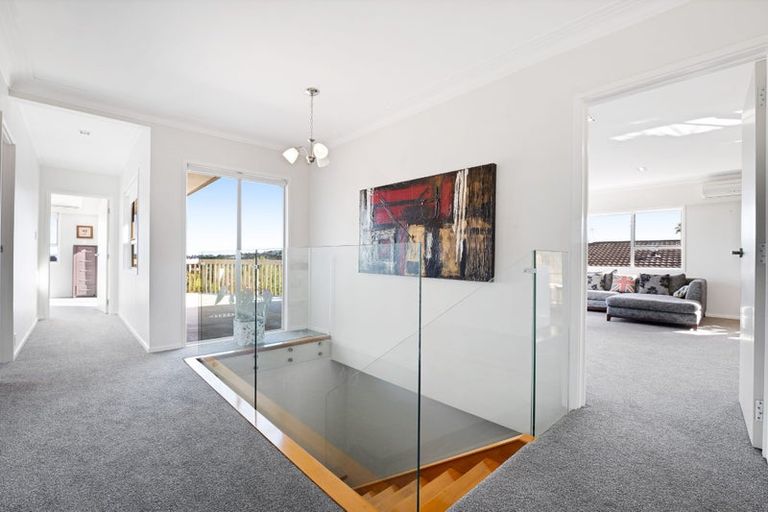 Photo of property in 52 Chelsea View Drive, Chatswood, Auckland, 0626