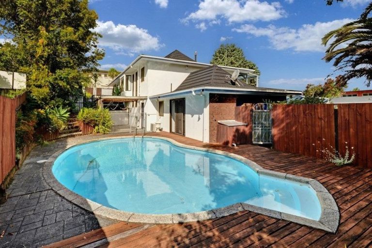 Photo of property in 2 Montclair Rise, Browns Bay, Auckland, 0630