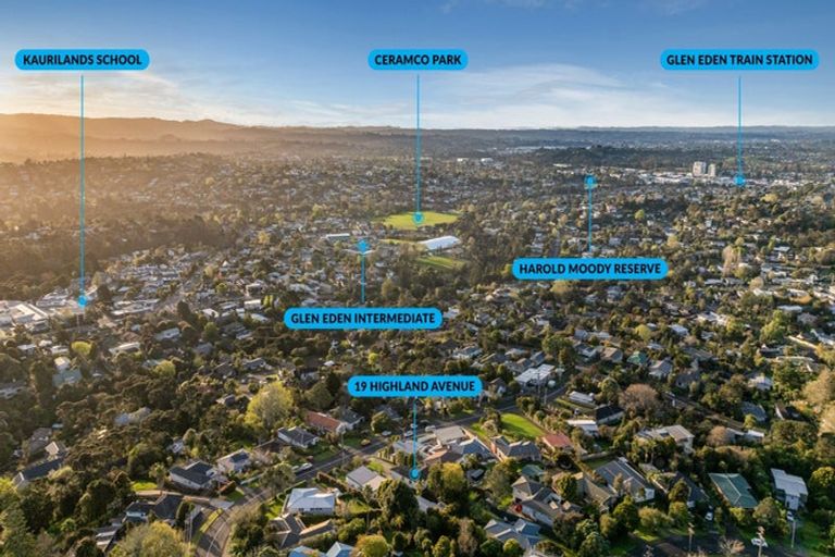 Photo of property in 19 Highland Avenue, Titirangi, Auckland, 0604