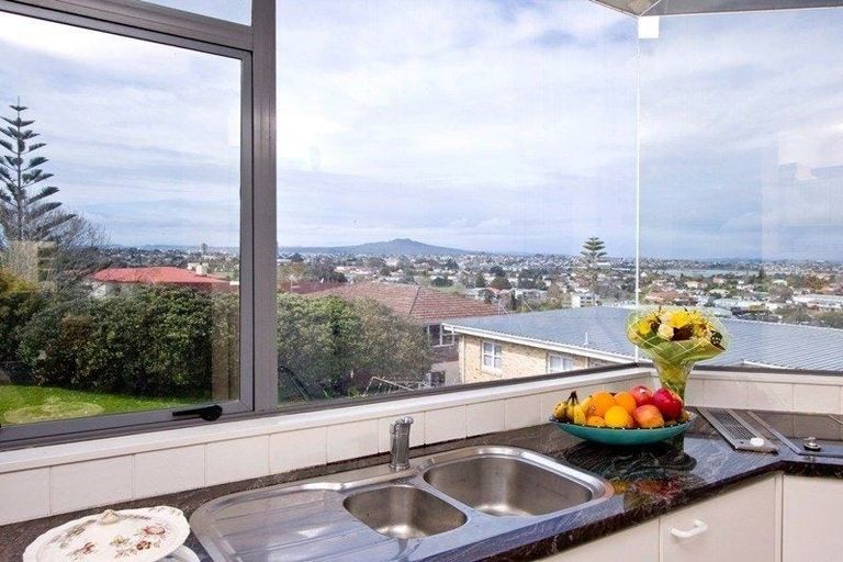 Photo of property in 2/19 Martin Crescent, Northcote, Auckland, 0627