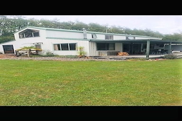 Photo of property in 370 Tararua Road, Levin, 5571