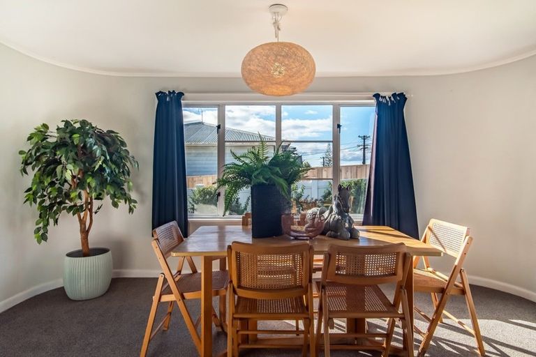 Photo of property in 1/72 Lynwood Road, New Lynn, Auckland, 0600