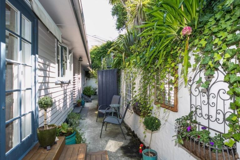 Photo of property in 16 Spencer Road, Hospital Hill, Napier, 4110