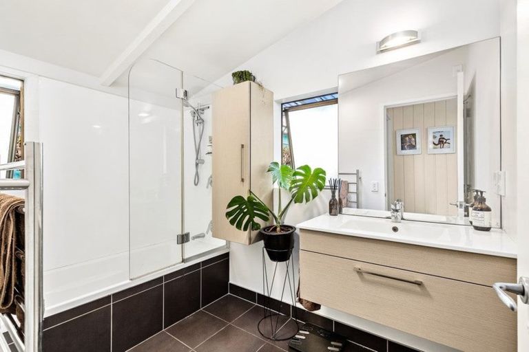 Photo of property in 2/12 Westbourne Road, Murrays Bay, Auckland, 0630