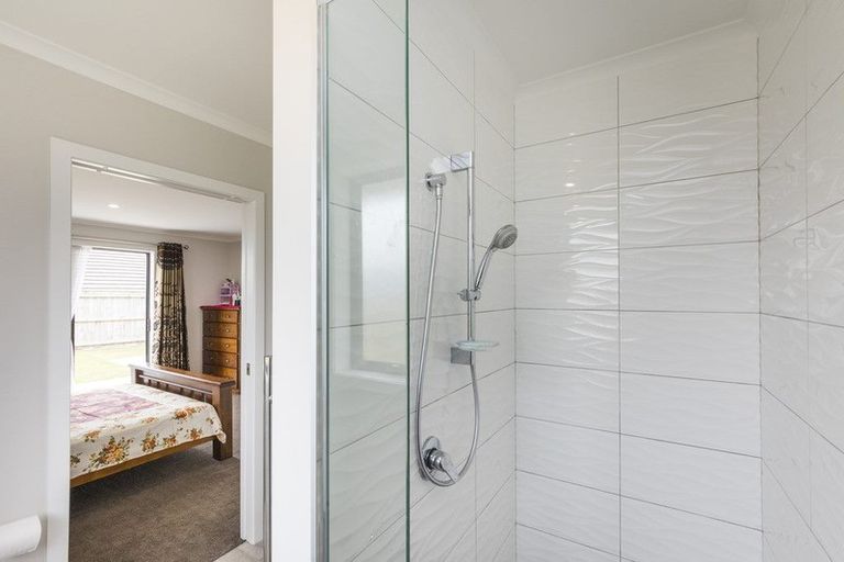 Photo of property in 4 Cyprus Place, Fitzherbert, Palmerston North, 4410