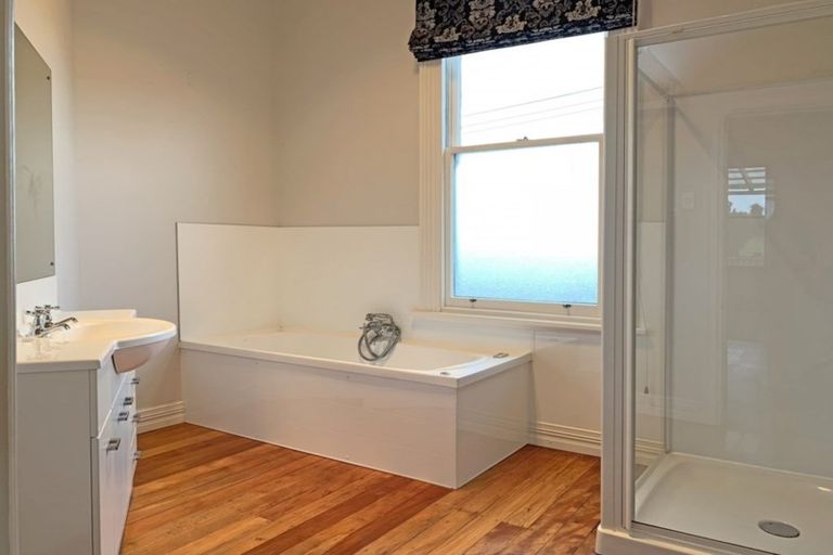 Photo of property in 240 Clyde Street, Balclutha, 9230