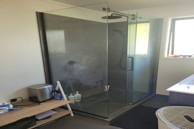 Photo of property in 12 Foyle Place, Glendene, Auckland, 0602