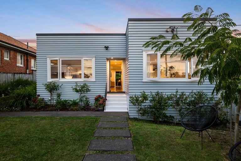 Photo of property in 1/10 Coronation Street, Belmont, Auckland, 0622