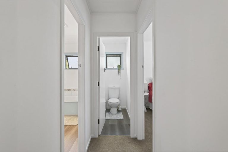 Photo of property in 32 Beaumont Crescent, Frankleigh Park, New Plymouth, 4310