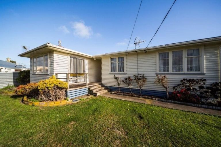 Photo of property in 53 Burns Street, Hawera, 4610