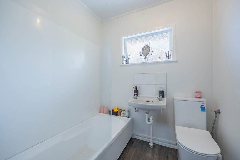 Photo of property in 1/5 Keldale Place, Forrest Hill, Auckland, 0620