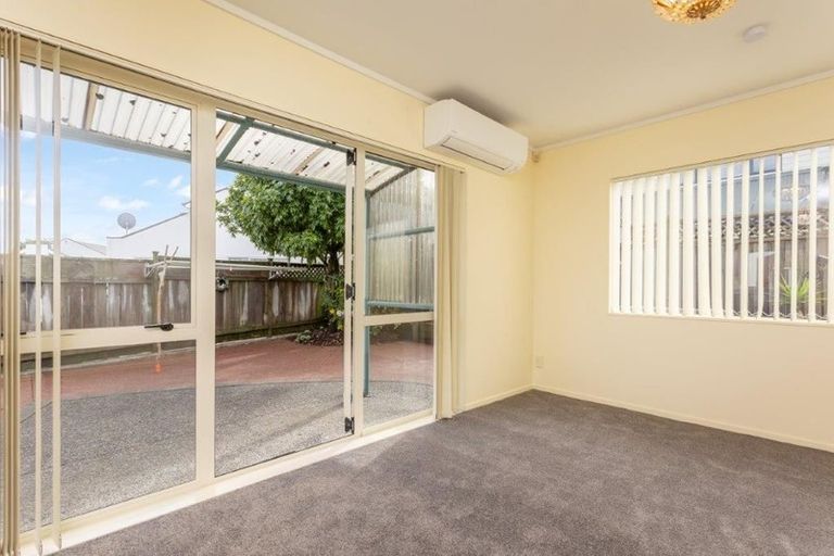 Photo of property in 12/16 Vinograd Drive, Te Atatu Peninsula, Auckland, 0610