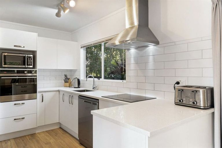 Photo of property in 2/30 Bond Crescent, Forrest Hill, Auckland, 0620