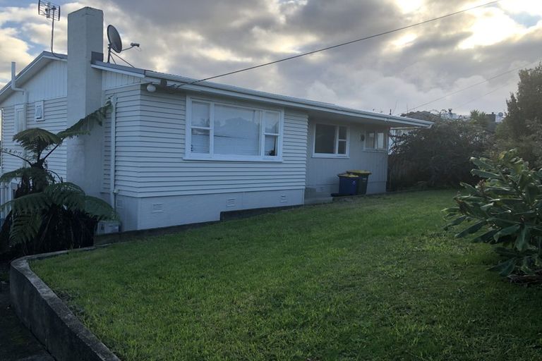 Photo of property in 964 East Coast Road, Northcross, Auckland, 0632