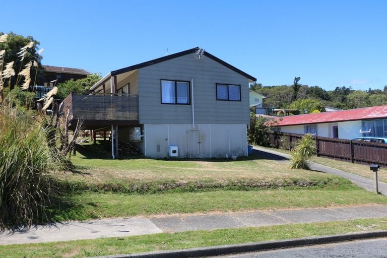 Photo of property in 24 Blueberry Grove, Timberlea, Upper Hutt, 5018