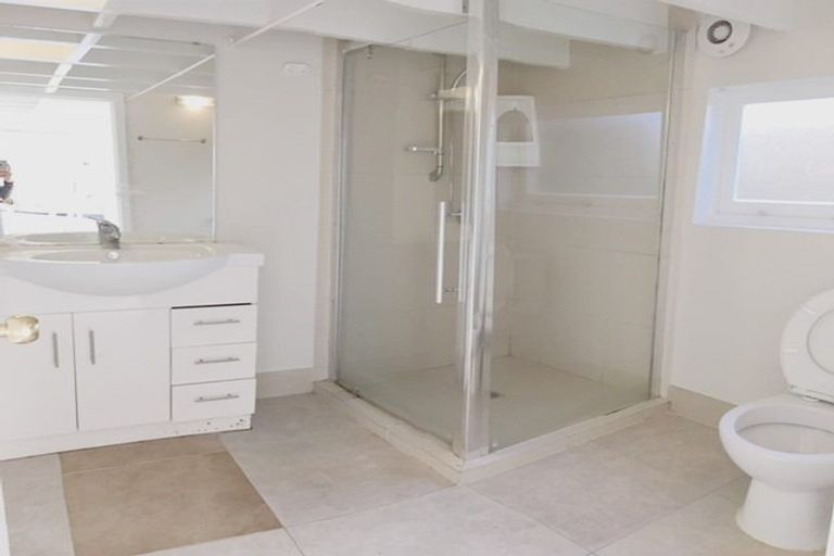 Photo of property in 6 Peach Road, Glenfield, Auckland, 0629