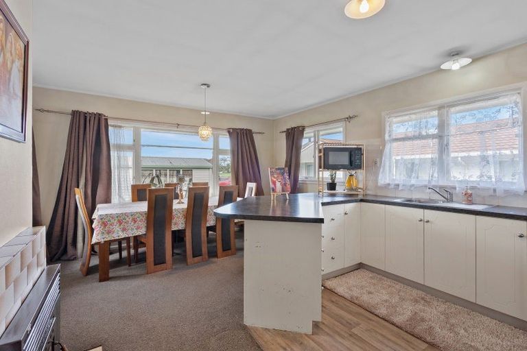 Photo of property in 205 Main North Road, Redwood, Christchurch, 8051