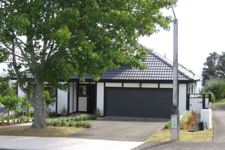 Photo of property in 28 Valhalla Drive, Beach Haven, Auckland, 0626