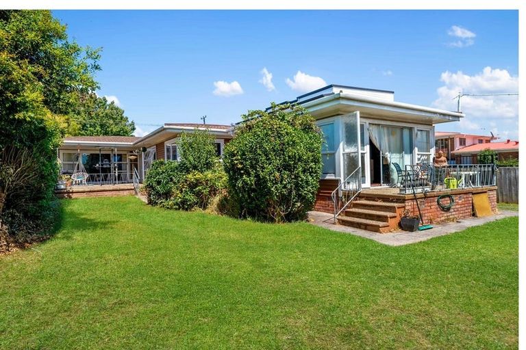 Photo of property in 32 Woodford Avenue, Henderson, Auckland, 0610