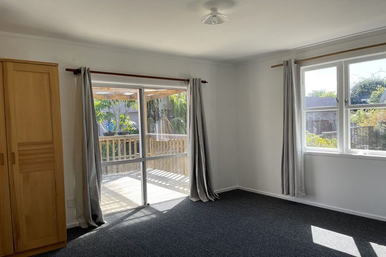 Photo of property in 15 Cliff View Drive, Green Bay, Auckland, 0604