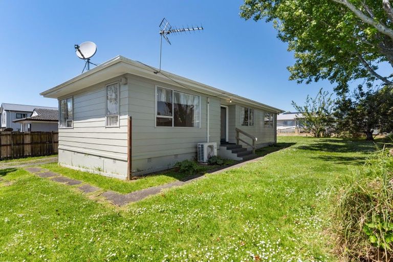 Photo of property in 27 Becker Drive, Weymouth, Auckland, 2103