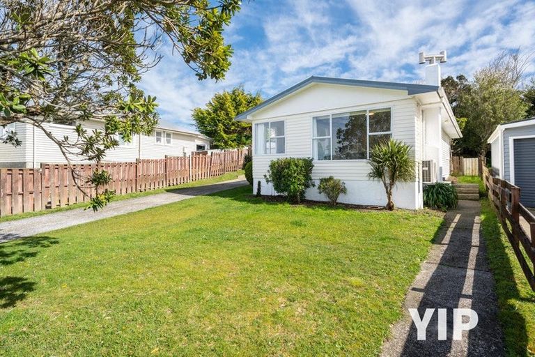 Photo of property in 7 Loasby Crescent, Newlands, Wellington, 6037
