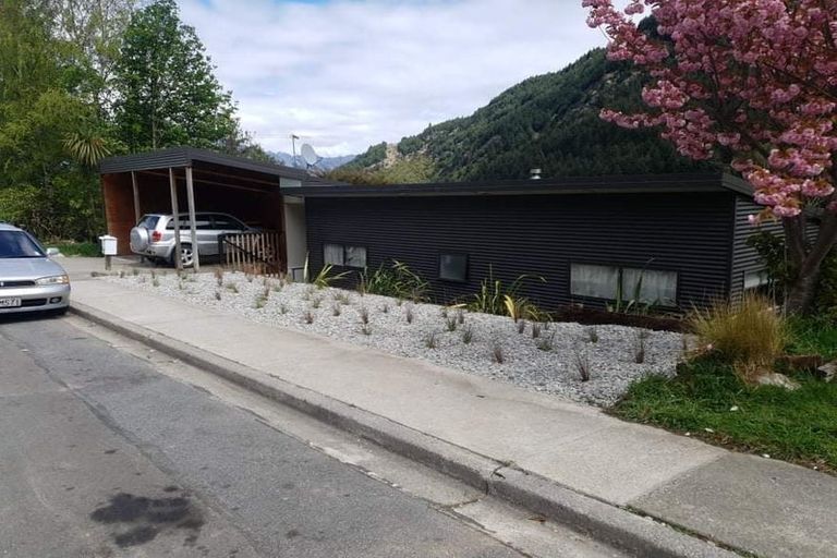 Photo of property in 14-14a Mackinnon Terrace, Sunshine Bay, Queenstown, 9300