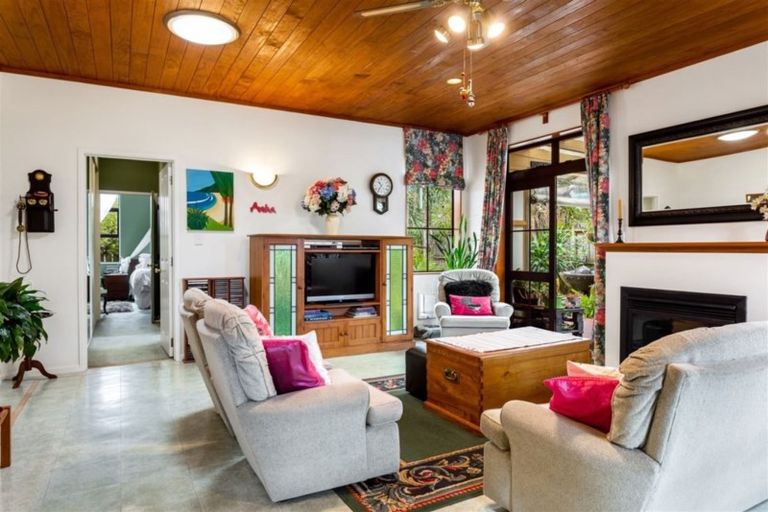 Photo of property in 15b Harrybrook Road, Green Bay, Auckland, 0604