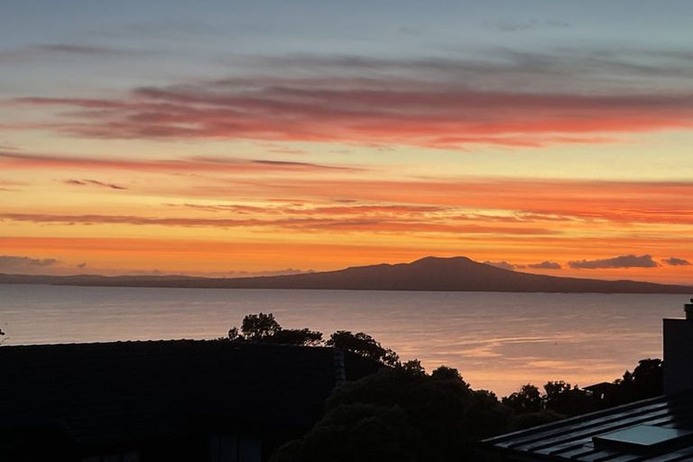 Photo of property in 15b Eastcliffe Road, Castor Bay, Auckland, 0620