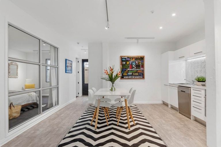 Photo of property in 2/25a Lake Road, Devonport, Auckland, 0624