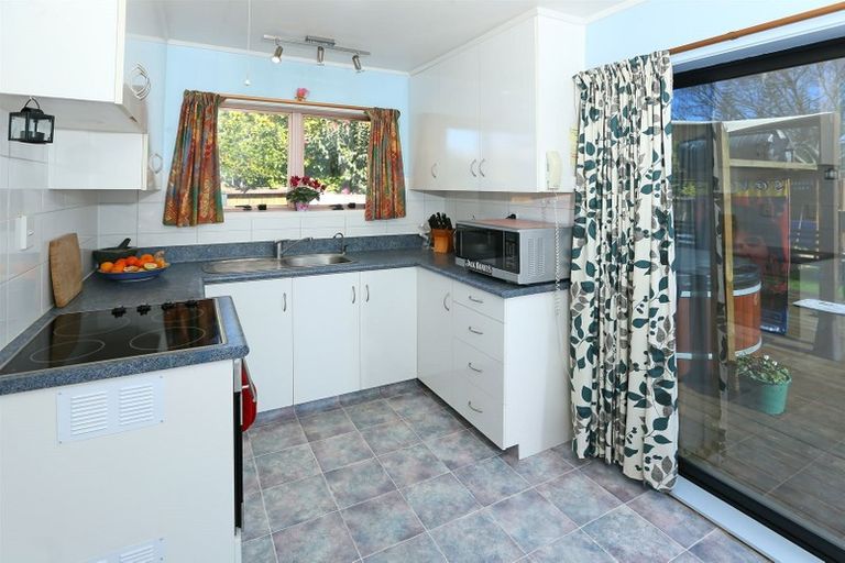 Photo of property in 2/3 Papatahi Place, Henderson, Auckland, 0610